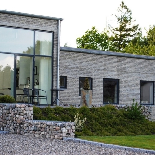 Moderne nybyg med stort vinduesparti i Farsø