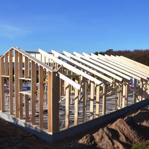 Sommerhus under opførelse Dette sommerhus er under opførelse i Farsø, Hvalpsund, Aars, Løgstør og hele Nordjylland. Det er et perfekt eksempel på vores dedikation til nybyggeri i hele regionen og skaber et hyggeligt og funktionelt feriested.