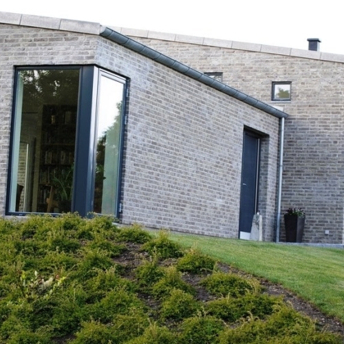 Facade på det nybyggede hus i Farsø, Hvalpsund, Aars og Løgstør, hvor de store vinduer skaber masser af lysindfald og åbenhed i hjemmet.